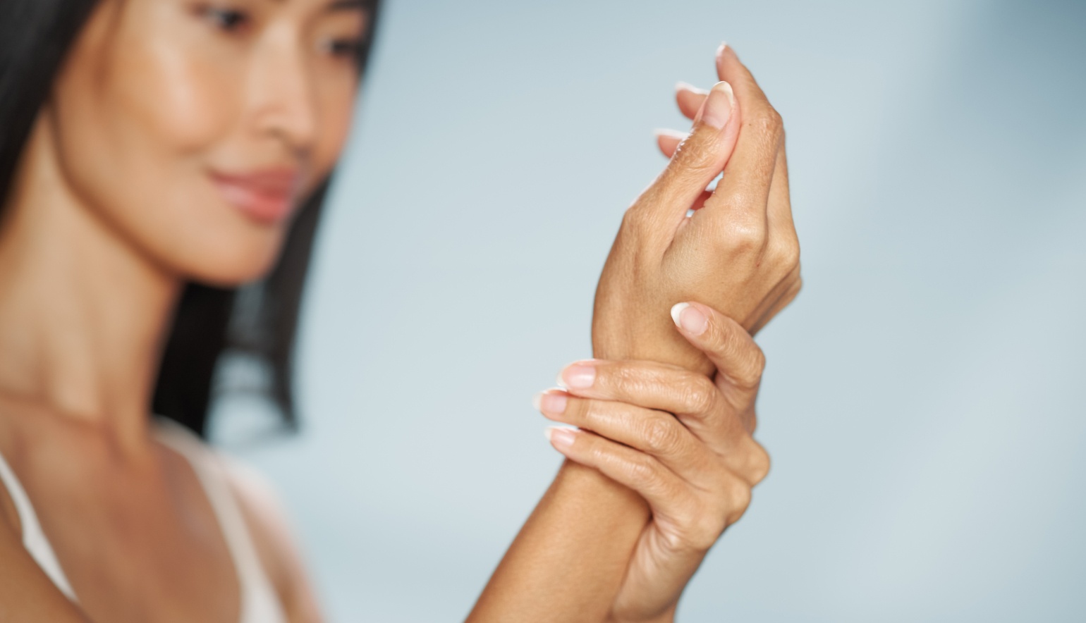 Injections d'acide hyaluronique dans les mains : tarifs | Paris | Dr Louafi