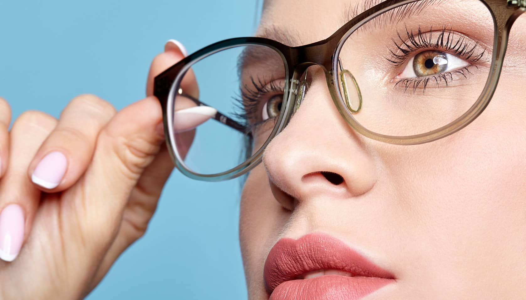 Peut-on porter des lunettes après une rhinoplastie ? | Dr Louafi | Paris